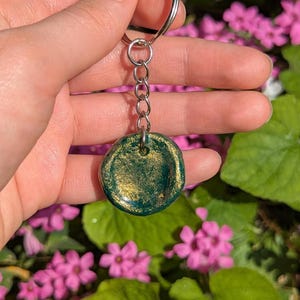 Pierre d'anxiété porte-clé - Llavero piedra de preocupación - serie de artefactos verde oscuro- Guijarro antiestrés - alivio de la ansiedad portátil y práctico
