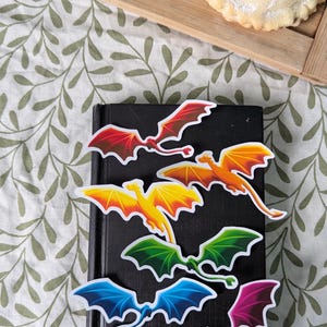 Pegatinas de dragones arcoíris: Calcomanías de fantasía con temática literaria - Paquete de 6 o individuales - para cuadernos, computadoras portátiles, lectores electrónicos y álbumes de recortes.