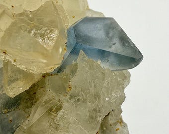 天然ブルーセレスタイン結晶（方解石入り）75カラット｜原石標本