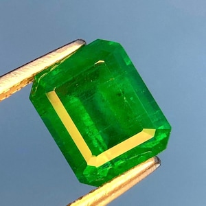 Natural Emerald Gemstone: 2.0 Ct Faceted Green Emerald Cut Stone