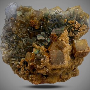 金色の方解石の上に蛍石 716カラットの蛍石と方解石のクリスタルタワーの希少標本ホーム