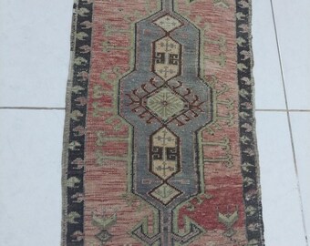 Piccolo tappeto antico in lana. Tappeti vintage turchi fatti a mano, stile tribale boho per l'ingresso.