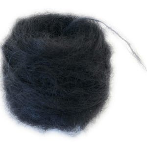 K&ouml;nnte beinhalten: Ein Kn&auml;uel dunkelgraues Garn, perfekt zum Stricken oder H&auml;keln.