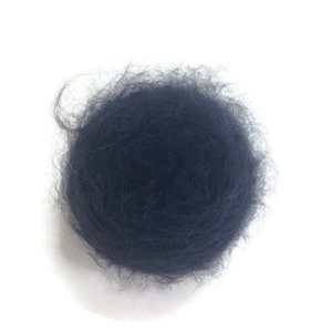 K&ouml;nnte beinhalten: Ein Kn&auml;uel dunkelgrauer Wolle, perfekt zum Stricken oder H&auml;keln.