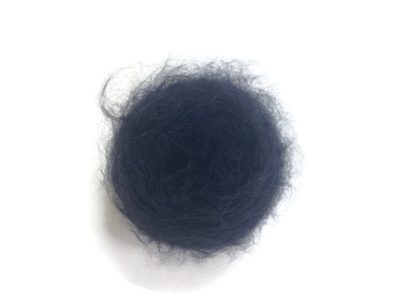 K&ouml;nnte beinhalten: Ein Kn&auml;uel dunkelgrauer Wolle, perfekt zum Stricken oder H&auml;keln.
