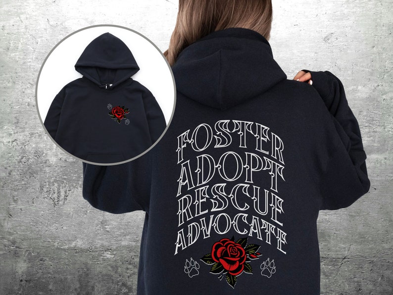 Pu&ograve; includere: Felpa con cappuccio nera con una grafica bianca sul retro che dice "Foster Adopt Rescue Advocate" con una rosa rossa e impronte di zampe. La parte anteriore della felpa ha una piccola grafica di rosa rossa.