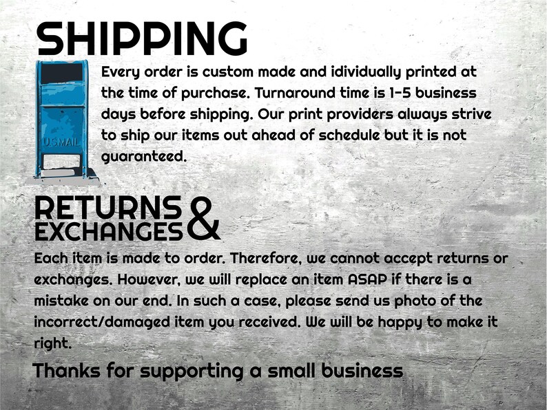 Op de afbeelding: Tekst op een grijze achtergrond met de woorden "SHIPPING" en "RETURNS & EXCHANGES". De tekst legt uit dat elk item op maat gemaakt en individueel bedrukt wordt. Er wordt ook vermeld dat de levertijd 1-5 werkdagen voor verzending is. De tekst legt ook uit dat retouren en omruilingen niet worden geaccepteerd, maar dat de verkoper een item zal vervangen als er een fout aan hun kant is. De tekst eindigt met "Bedankt voor het steunen van een klein bedrijf."