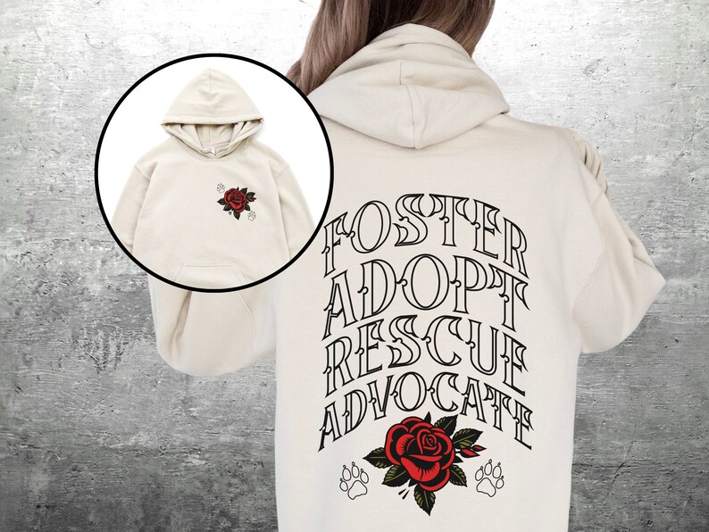 Pu&ograve; includere: Una felpa con cappuccio color crema con una grafica in bianco e nero sul retro che dice "Foster Adopt Rescue Advocate" con una rosa rossa e impronte di zampe. La parte anteriore della felpa con cappuccio ha una piccola grafica di rosa rossa.