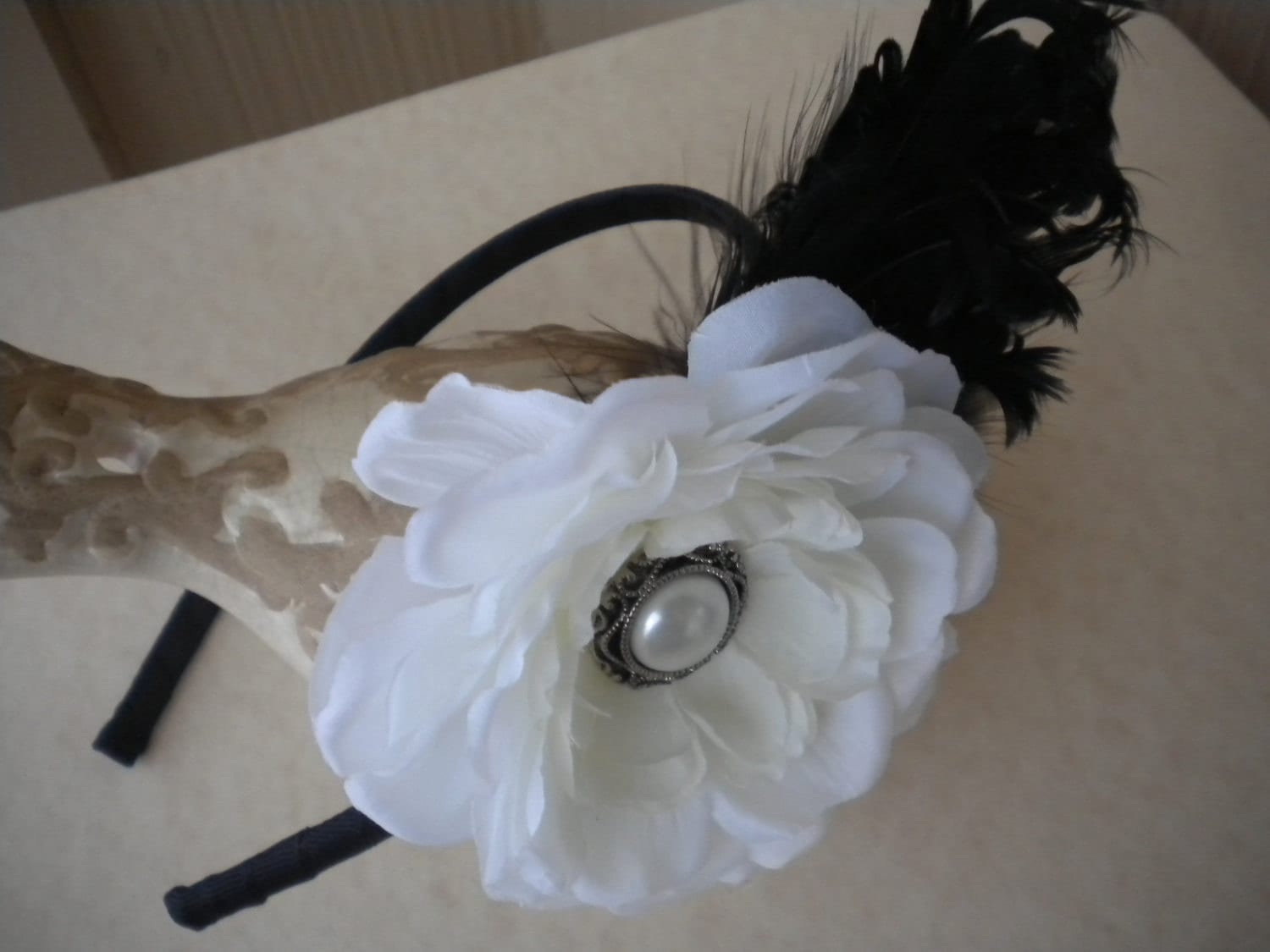 中目黒uncinq valo adornments head piece Elegant White Floral Headband With Curly Najorie Feathers