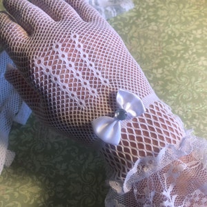 Women’s lace trim fishnet gloves