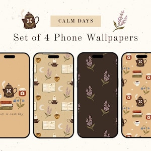 Op de afbeelding: Set van vier telefoonachtergronden met een kalmerende esthetiek. Elke achtergrond heeft een ander patroon met een theepot, boeken, kaarsen en lavendeltakjes in bruin, beige en crème tinten. De tekst "have a nice day" staat op een van de achtergronden.