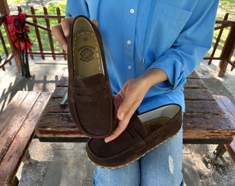 Zapatos descalzos de cuero hechos a mano para mujer: Mocasines de ante marrón con textura natural.