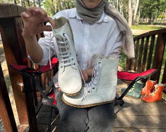 Handgemaakte leren laarzen: geaarde schoenen op blote voeten