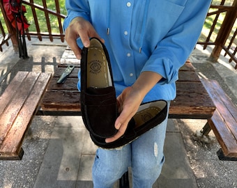 Zapatos descalzos para mujer hechos a mano: mocasines de ante negro y cuero para caminar.