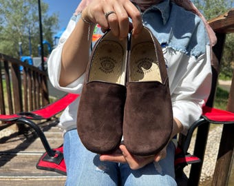 Zapatos descalzos de cuero hechos a mano: zapatos de gamuza marrón con base de tierra