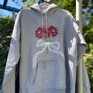 Ramo floral de retazos con capucha y lazo de encaje