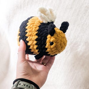 Handmade Crochet Bee Plushie – Soft Stuffed Animal Toy, Cute Bee Decor, Nursery Decor Plush, Cozy Gift for Kids & Bee Lovers