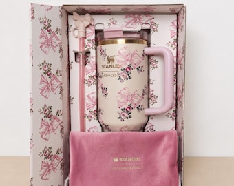 Stanley x LoveShackFancy Ribbon Rose 40oz blusbeker – Limited Edition NIB