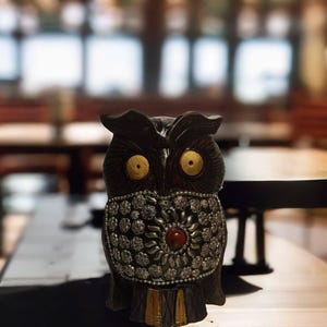 Handgefertigte Holzfigur Eule Metallarbeit & Edelsteinakzent