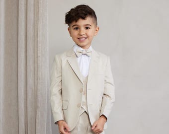 5-teiliger Jungenanzug Set in hellbeige (Leinenstil) Jacke, Weste, Hose, Hemd & Fliege - formeller Look für Hochzeit oder Events.