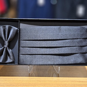 Nieuwigheid Cumberband-set voor heren in zwarte kleur
