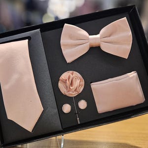 Men&#39;s Pink Blush Formal Accessories Gift Box: Necktie, Bow Tie, Lapel Pin