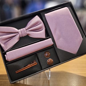 Men&#39;s Mauve Formal Accessories Gift Box: Necktie, Bow Tie, Cufflinks