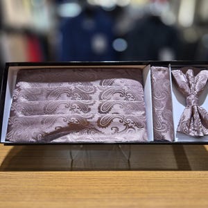 Nieuwigheid Cumberband-set voor heren in mauve kleur