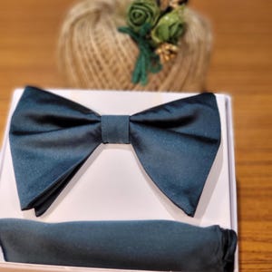 Men&#39;s Long ( Hunter Green  )  color  Satin Bow Tie and Hanky Set