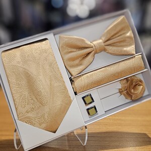 Men&#39;s Gold Paisley Necktie Set: Bow Tie, Lapel Pin, Cufflinks