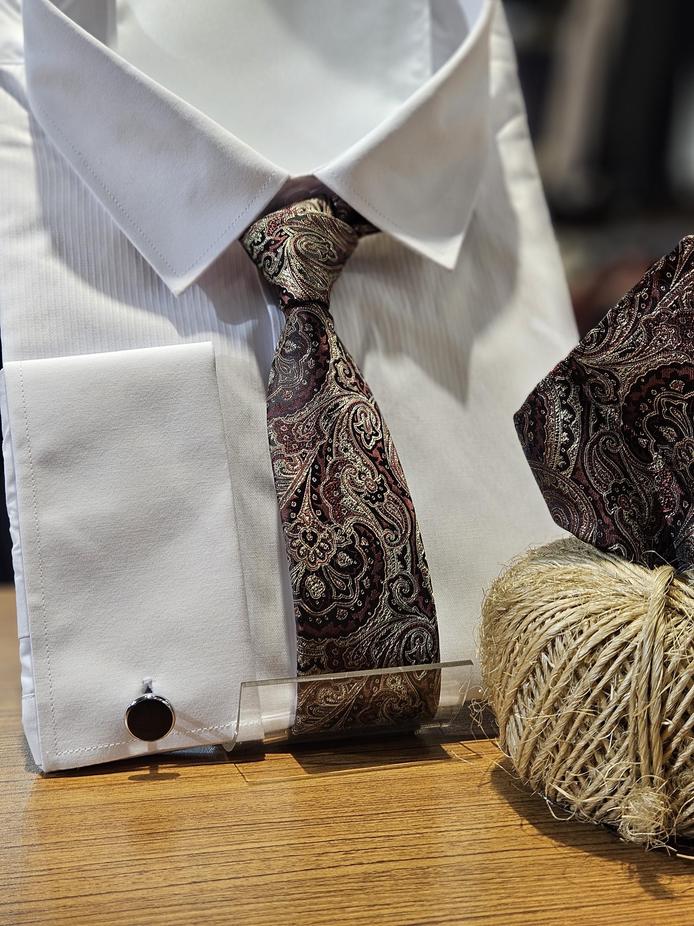 CELINE ネクタイ ハンカチ 箱付き ブラウン系 ペイズリー柄 ペイズリー柄ネクタイセット：テクスチャード加工のタン＆ブラウンの