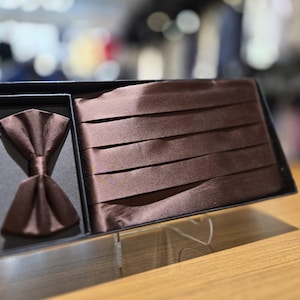 Nieuwigheid Cumberband-set voor heren in bruine kleur