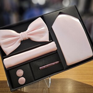 Light Pink Men&#39;s Formal Accessories Gift Box: Necktie, Bow Tie, Cufflinks