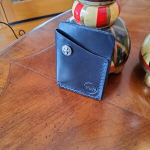 Tarjetero, tarjetero minimalista hecho a mano. 3 bolsillos para tarjetas, efectivo y recibos. Cuero de grano completo curtido vegetal. Herrajes en forma de cruz.