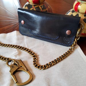 Cartera clásica de motociclista hecha a mano con cadena de latón. La cadena de latón tiene un clip para cinturón con cierre. Cuero vegetal de grano completo. Cierres a presión, bolsillo con cremallera.