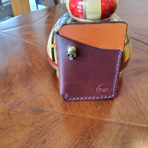 Tarjetero, tarjetero minimalista hecho a mano. 3 bolsillos para tarjetas, efectivo y recibos. Cuero vegetal de grano completo. Herrajes con calaveras.