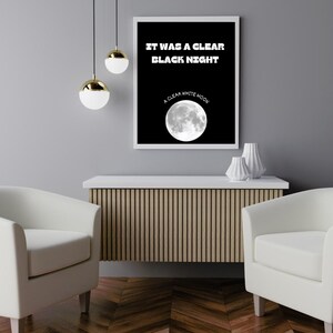 Puede incluir: Un póster en blanco y negro con el texto "It was a clear black night. A clear white moon." y un gráfico de luna llena.