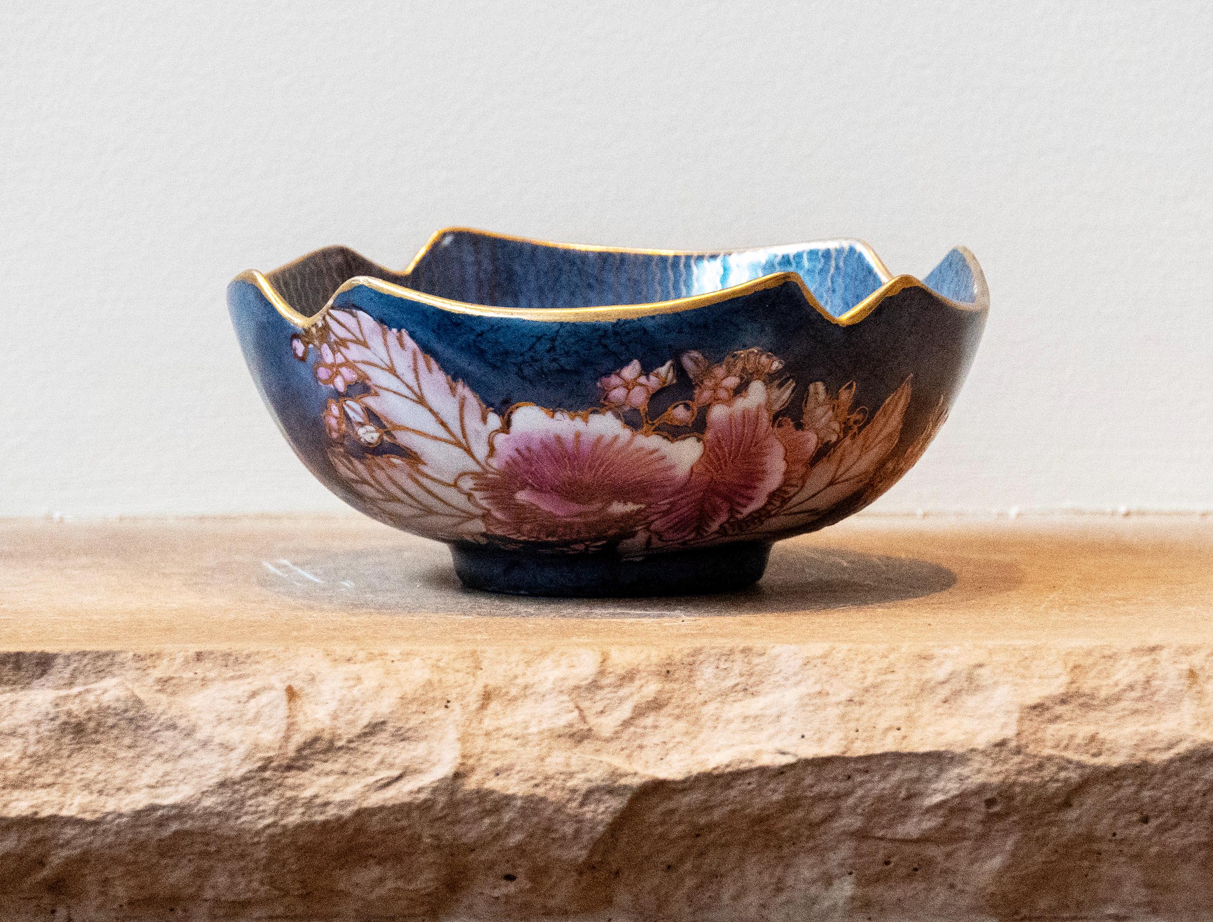 ピンクの花と金色の縁取りが施された青い磁器のボウル - Etsy 日本