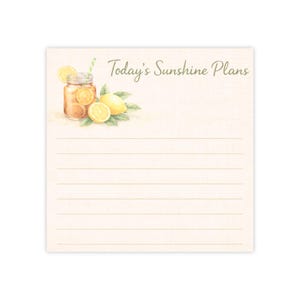 Puede incluir: Un bloc de notas con el texto "Today's Sunshine Plans" en escritura verde. La parte superior del bloc de notas presenta una ilustración de acuarela de un tarro de té helado con rodajas de limón y limones. El bloc de notas tiene páginas rayadas.