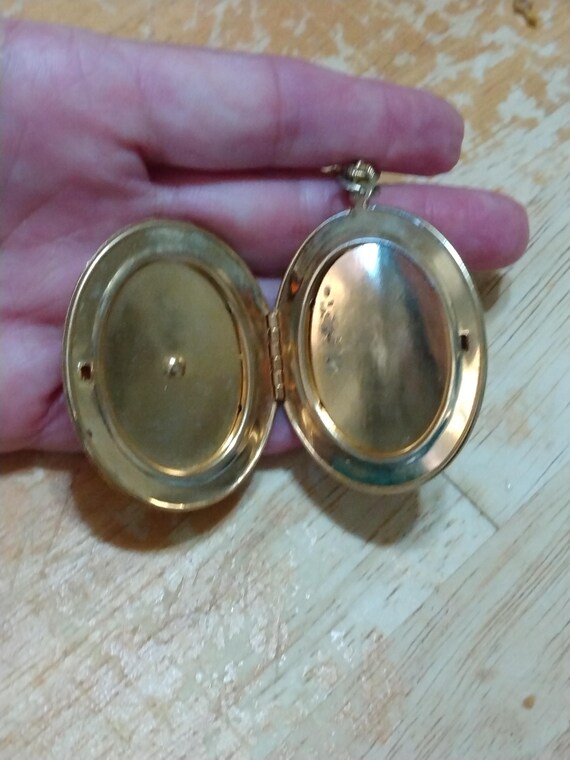 Large gold picture locket with 24 inch gold chain - Gem
