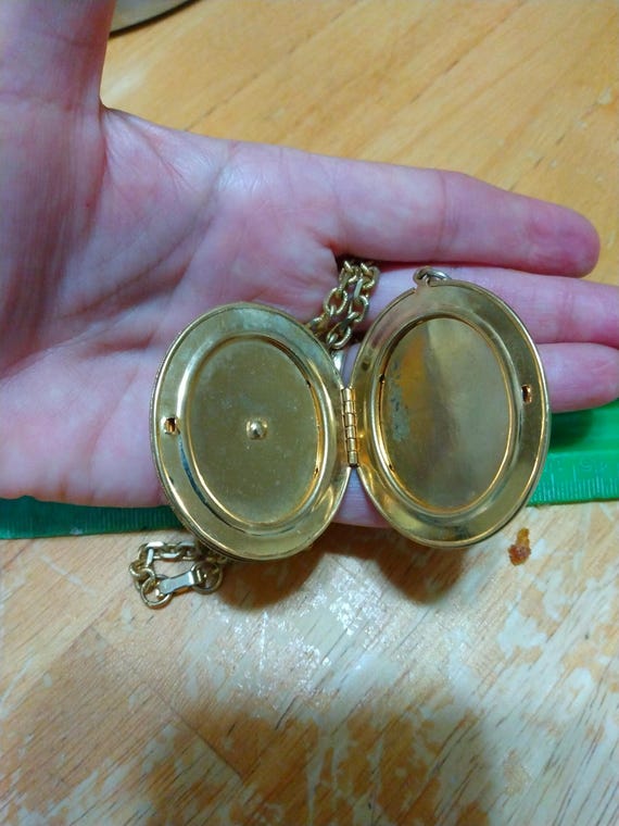 Large gold picture locket with 24 inch gold chain - Gem