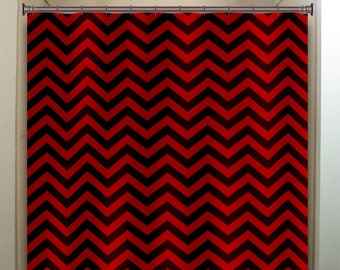 Cortina de ducha extra larga con diseño de chevron en negro y rojo, con base de tela