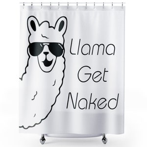 Könnte beinhalten: Weiße Duschvorhang mit einer schwarz-weißen Illustration eines Lamas mit Sonnenbrille. Der Text "Llama Get Naked" ist unter dem Lama gedruckt.