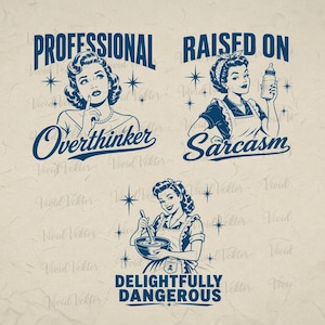 Pode incluir: Ilustra&ccedil;&otilde;es em estilo vintage com texto. A parte superior diz "PROFESSIONAL Overthinker" e "RAISED ON Sarcasm." A ilustra&ccedil;&atilde;o inferior diz "DELIGHTFULLY DANGEROUS." Texto e ilustra&ccedil;&otilde;es em azul escuro sobre fundo bege.