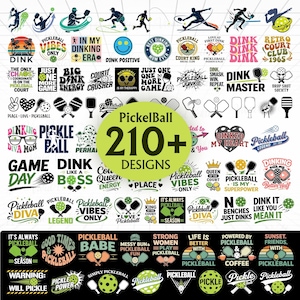 以下が含まれることがあります： 210以上のピクルボールデザインのコレクション。画像には、「Pickleball Vibes Only」、「Dink Master」、「Pickleball Diva」などのフレーズがテキストベースでデザインされており、ピクルボールのパドルとボールも含まれています。