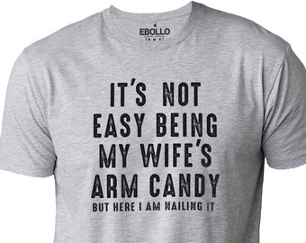 Es ist nicht einfach, der Arm Candy meiner Frau zu sein | Lustiges Shirt Männer - Vatertagsgeschenk - Ehemann Shirt - Vater Geschenk - Geschenk für Ehemann - lustiges Dad Tee