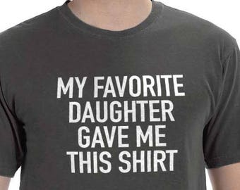 Camisa divertida Hombres / Mi hija favorita me dio esta camisa / Regalo del día del padre - Camiseta para hombre - Regalo de papá Regalo de hija - Regalo de aniversario