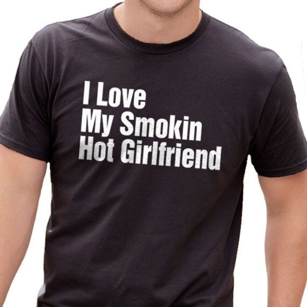 Grappig Shirt Mannen - Boyfriend Shirt Ik hou van mijn Smokin Hot Girlfriend Shirt - Fathers Day Gift - Vriendin cadeau Brother shirt - Boyfriend Gift