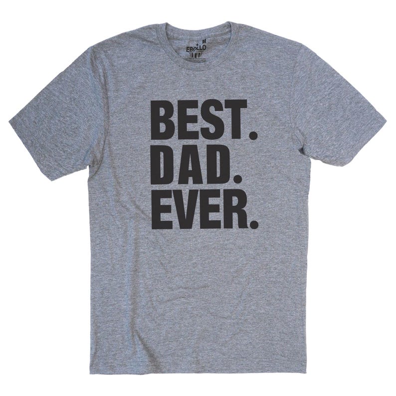 Puede incluir: Una camiseta gris jaspeado con el texto "BEST. DAD. EVER." en letras negras y en negrita. La camiseta tiene mangas cortas y cuello redondo.