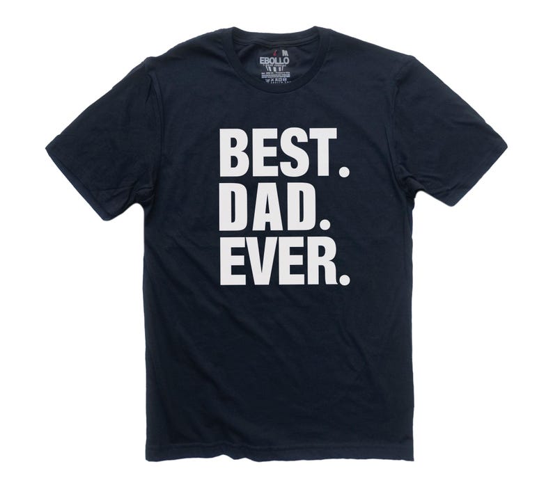 Puede incluir: Camiseta azul marino con el texto blanco "BEST. DAD. EVER." en letras gruesas. La camiseta tiene mangas cortas y cuello redondo. El nombre de la marca "EBBOLLO" est&aacute; impreso en la parte superior trasera de la camiseta.